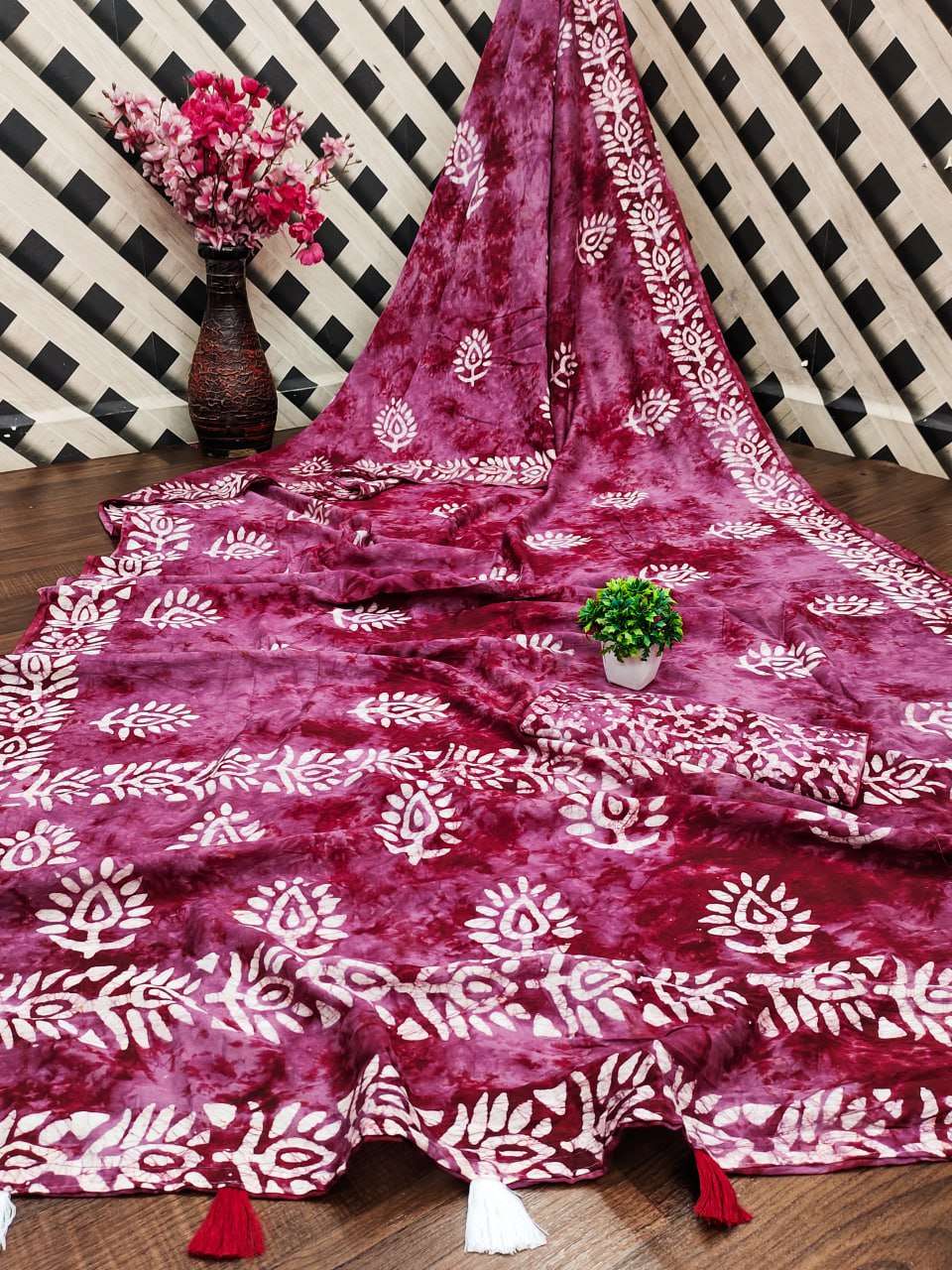 Batik Srrt Hand Wax Batik Prizom Sarees  Printed Ladies Batik Sarees